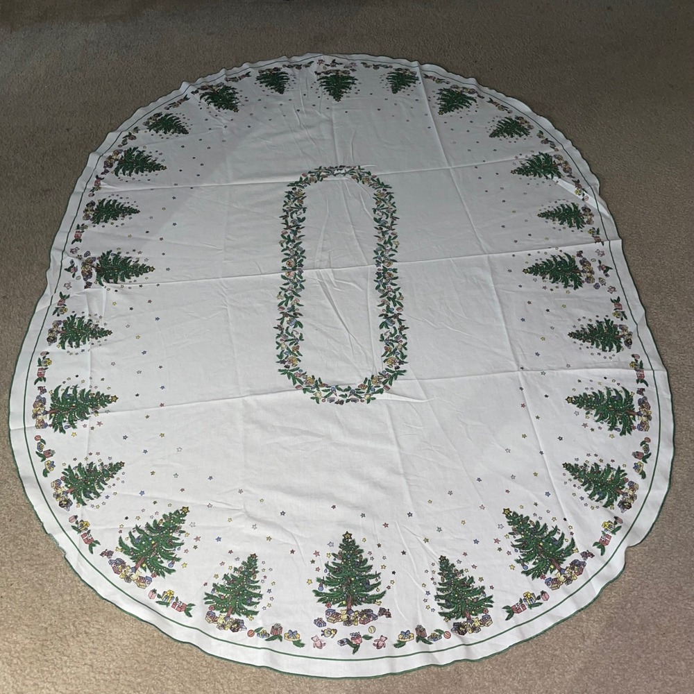 Vintage Christmas Oval Tablecloth Trees Gifts Teddy Bears White Green 60x82